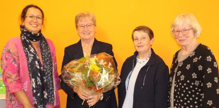 Verabschiedung Frau Felgenhauer. Zu sehen mit Vorstand.
