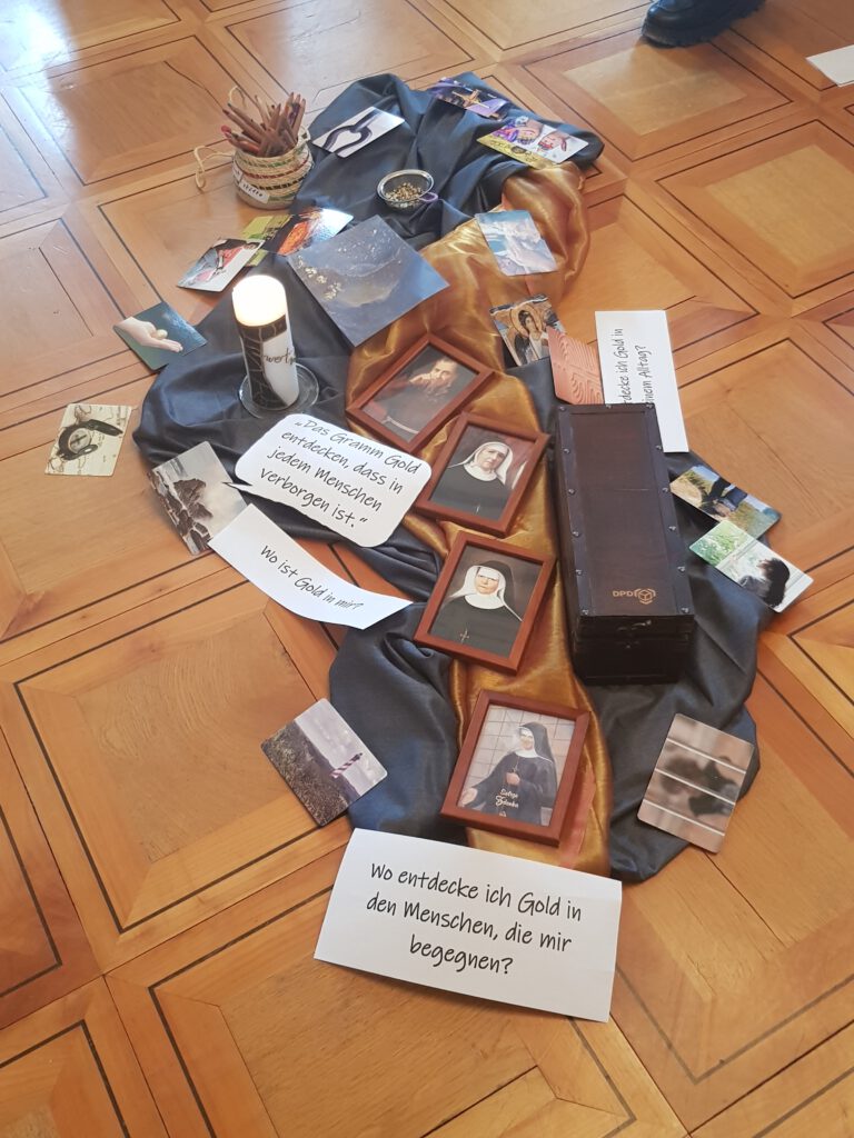 Präsentation von Gegenständen für den Vortrag von Sr. Salome