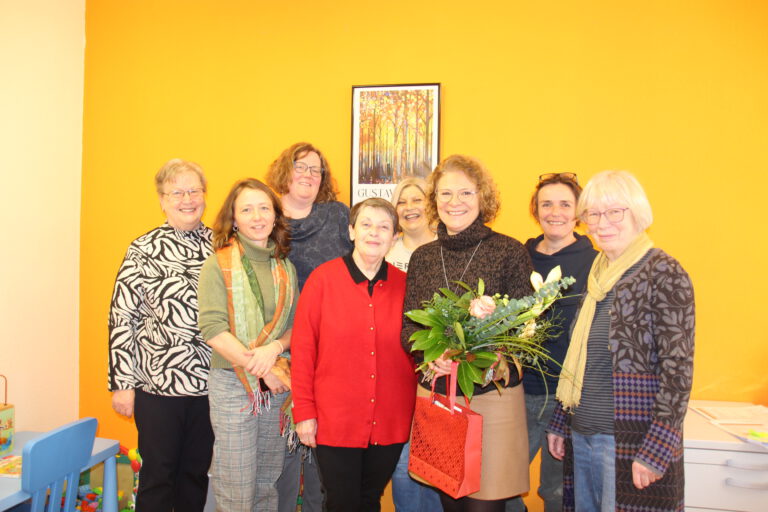 Die Mitglieder des Vereins und der SKF gratulieren Frau Messmer persönlich mit einem großen Blumenstrauß.